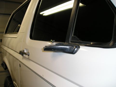 1993 Ford Bronco - The side panel and door of a white SUV are shown, with a watermark indicating the source as Supermotors.net.