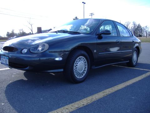 1998 Ford Taurus - This 1998 Ford Taurus is shown in a three-quarter front view.