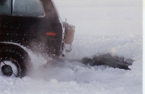 1978 Ford Bronco - 1978 Ford Bronco struggling to gain traction in deep snow.