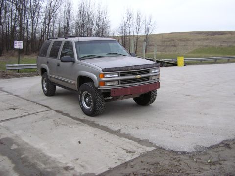 2000 Chevrolet Tahoe - This 2000 Chevrolet Tahoe is shown from the front, aftermarket wheels and a red front bumper.