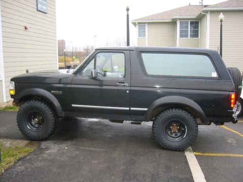 1995 Ford Bronco - there's the new 33's they fit. even when i flex (with front sway bar) but it's really close.