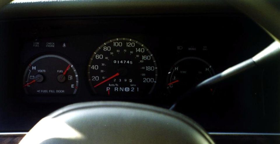 Metric speedometer that comes w/ the GCC Specs (and Canadian Specs?). GCC Specs don't have a top speed limiter and they are capable of going up to 200km/h (125mph). Though, it does go a bit off the scale, so I would assume its about 210-220 km/h (131-138mph). This is a snap from the Orange County Vic.