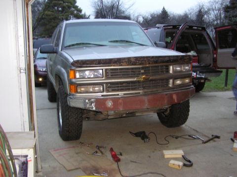 2000 Chevrolet Tahoe - Front view of a silver Chevrolet Tahoe, possibly a 1999 model, with a modified bumper.