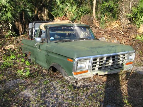 1974 Ford F-100 - This old truck is missing its front wheels and appears to be in a state of disrepair.