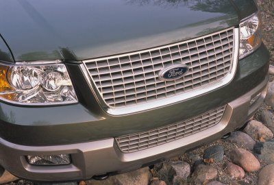 2003 Ford Expedition - Front view of a green 2003 Ford Expedition, highlighting its distinctive grille and headlight design.