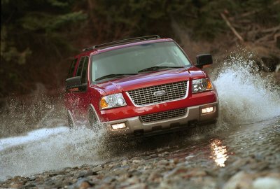 2003 Ford Expedition - 2003 Ford Expedition driving through water, splashing on the rocks.