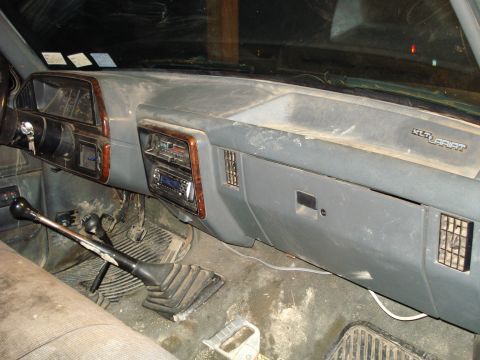 1989 Ford F-250 - The interior of a 1989 Ford F-250 shows the dashboard, gear shift, and XLT Lariat trim.
