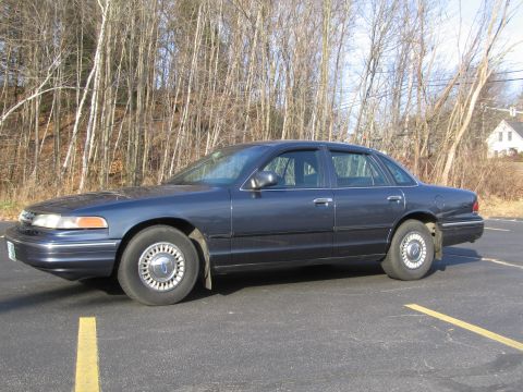 1991 Ford LTD Crown Victoria - This 1991 Ford Crown Victoria LTD is seen from the side in a parking lot.