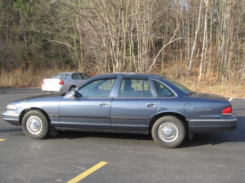 1991 Ford LTD Crown Victoria - Side view of a 1991 Ford Crown Victoria LTD in a parking lot.