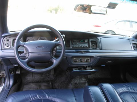 1991 Ford LTD Crown Victoria - Interior view of a 1991 Ford Crown Victoria LTD, the dashboard and seating.