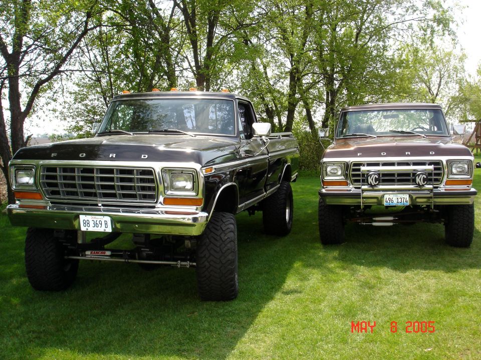 1979 Ford F-250 front view, black and brown