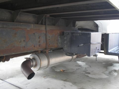 1999 Ford F-800 - Underside view of a truck, focusing on the exhaust system and a large fuel tank.