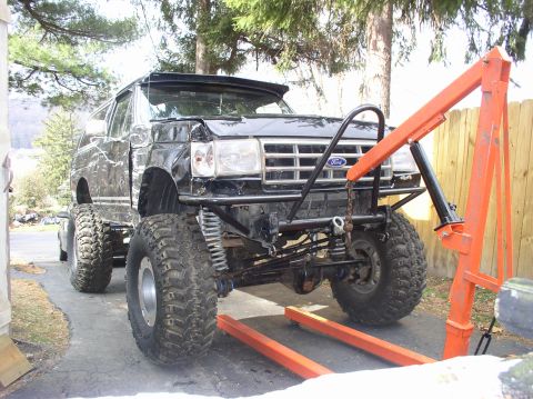 1988 Ford Bronco - Testing droop. The truck at rest. Coils measure 21.5". Shocks are 11" behind axle centerline and show 5" of rod.