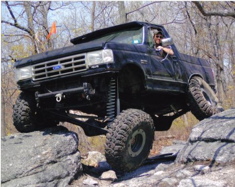 1988 Ford Bronco - Testing Droop, Pt3. 'Forced Articulation'. Still need to measure this one, but it is visibly more than the suspension just drooped out.