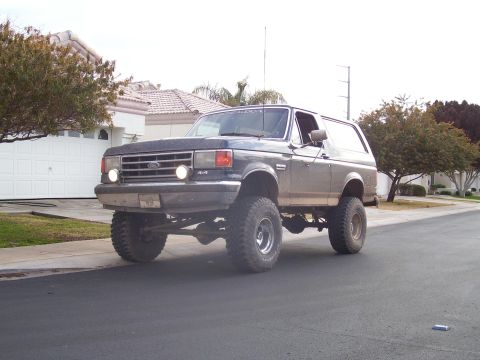 1991 Ford Bronco - This lifted Ford Bronco appears to be from the late 1980s, not a 1991 model.