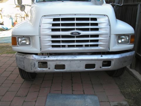 1999 Ford F-800 - front bumper damage