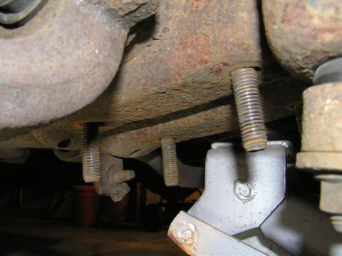 2000 Ford Excursion - All 4 u-bolt nuts removed.