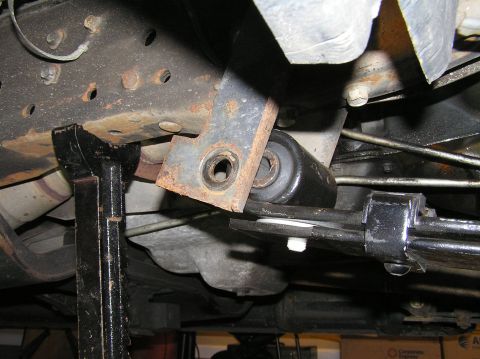 2000 Ford Excursion - The shackle won't initially line up with the leaf spring. No problem, proceed to the next step.