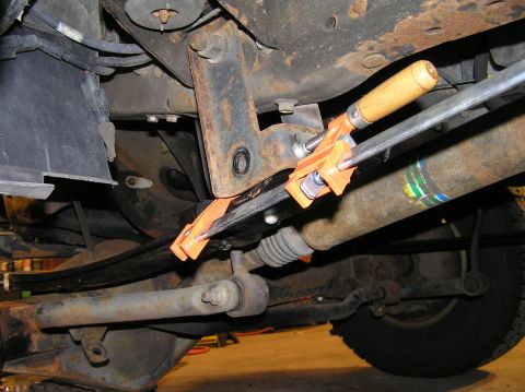 2000 Ford Excursion - Sorry to switch angles -- this is from the driver's side, but it still applies to the passenger side leaf spring, too. Using a c-clamp make…