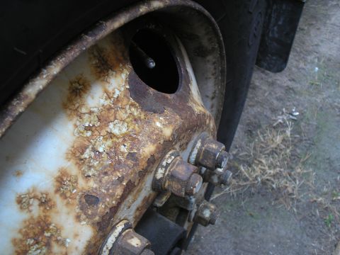 1999 Ford F-800 - rusty rims...these get attention in the next few days