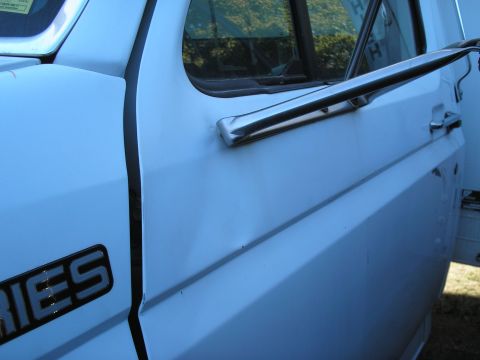 1999 Ford F-800 - mirror damage caused door damage