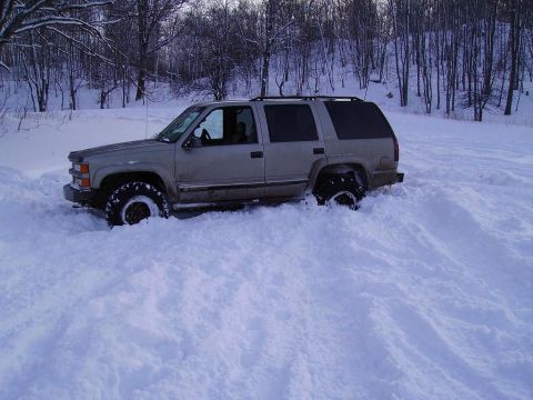 2000 Chevrolet Tahoe - This SUV appears to be from the mid-to-late 1990s, not a 2000 model, as it struggles through deep snow.
