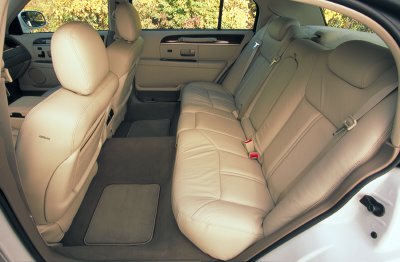 2003 Lincoln Town Car photo