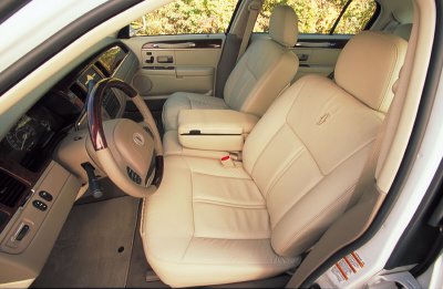 2003 Lincoln Town Car photo