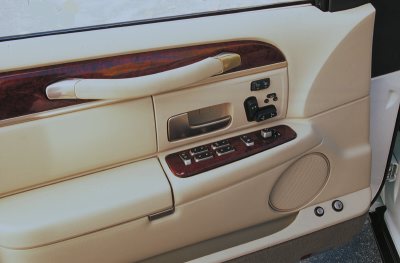 2003 Lincoln Town Car photo