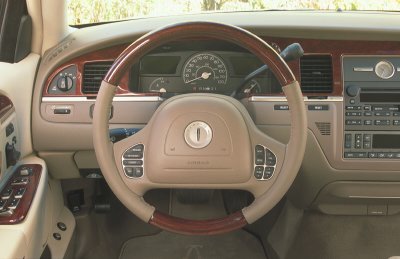 2003 Lincoln Town Car photo