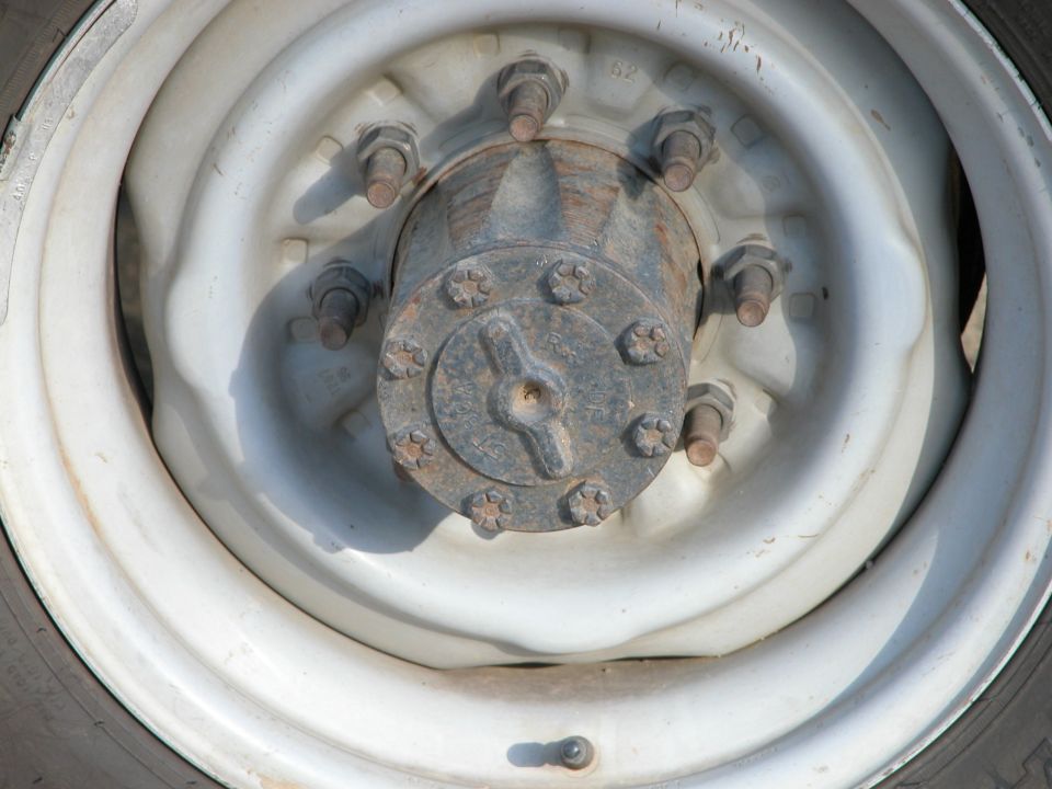 White wheel hub with eight lug nuts on a 1986 Ford F-350