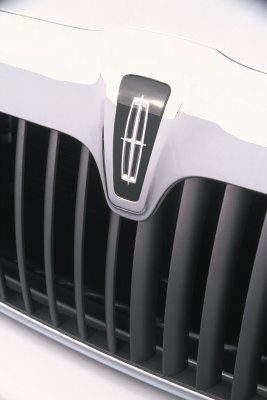 2003 Lincoln Aviator - The distinctive Lincoln emblem is centered above the vertical bar grille of this vehicle.