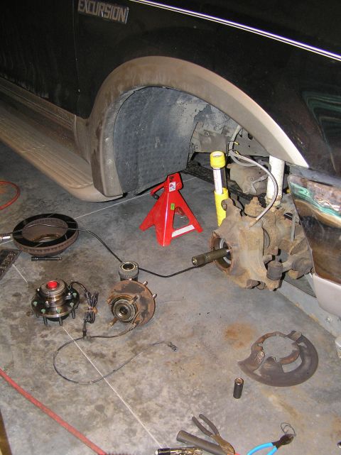 2000 Ford Excursion - The entire hub assembly swap will take 60-90 minutes and is very straight-forward. Remove the retaining/c-clip from the hub http://www.supe…
