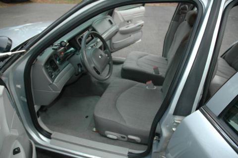 2003 Ford Crown Victoria photo