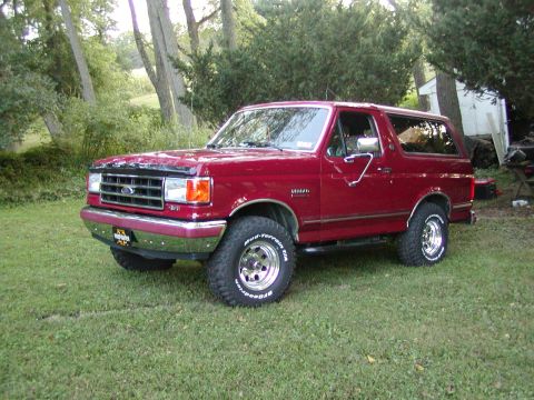 1991 Ford Bronco - This red Ford Bronco appears to be a 1992 model, not a 1991 as claimed.