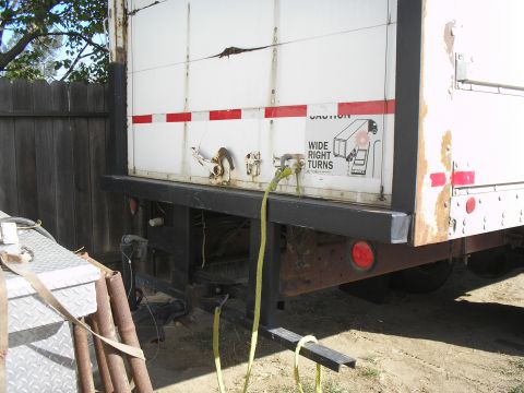 1999 Ford F-800 - rear door