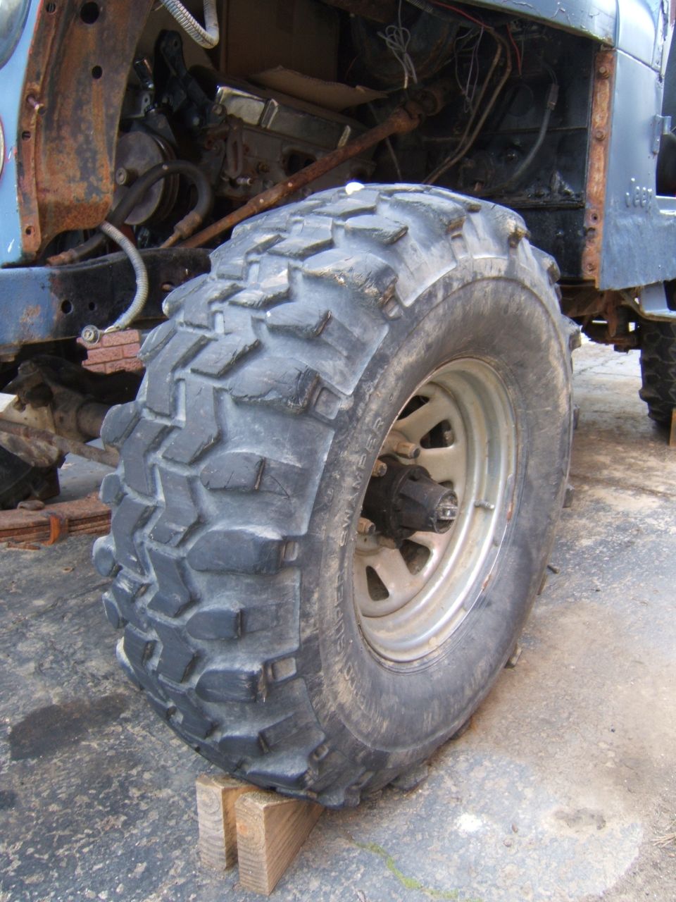 Jeep front wheel with aggressive off-road tire