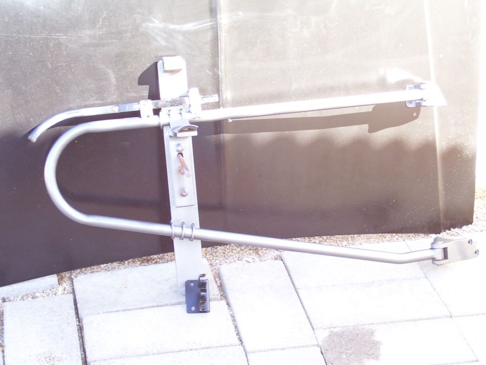 Metal step bar with mounting bracket