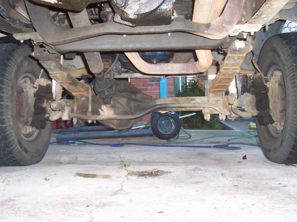 rear view of front axle. Notice front sway bar.