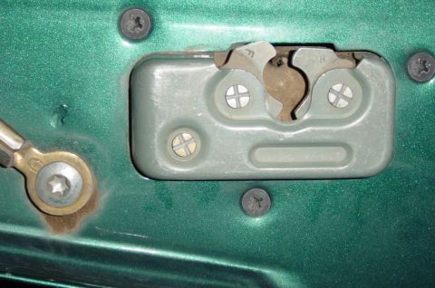 1996 Ford Bronco - Drivers side latches are closed, now the window can be operated.