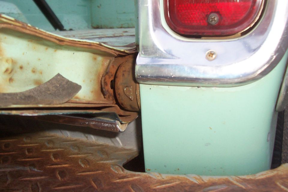 broken tailgate hinge