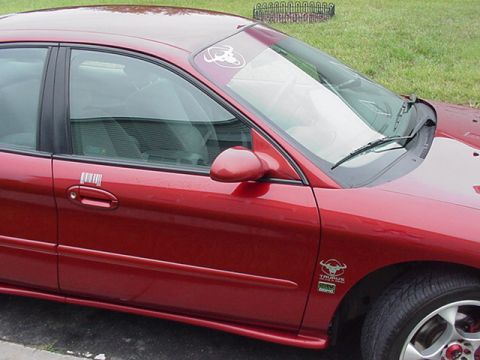 1998 Ford Taurus - This 1998 Ford Taurus features a badge on its front fender, confirming its model year.