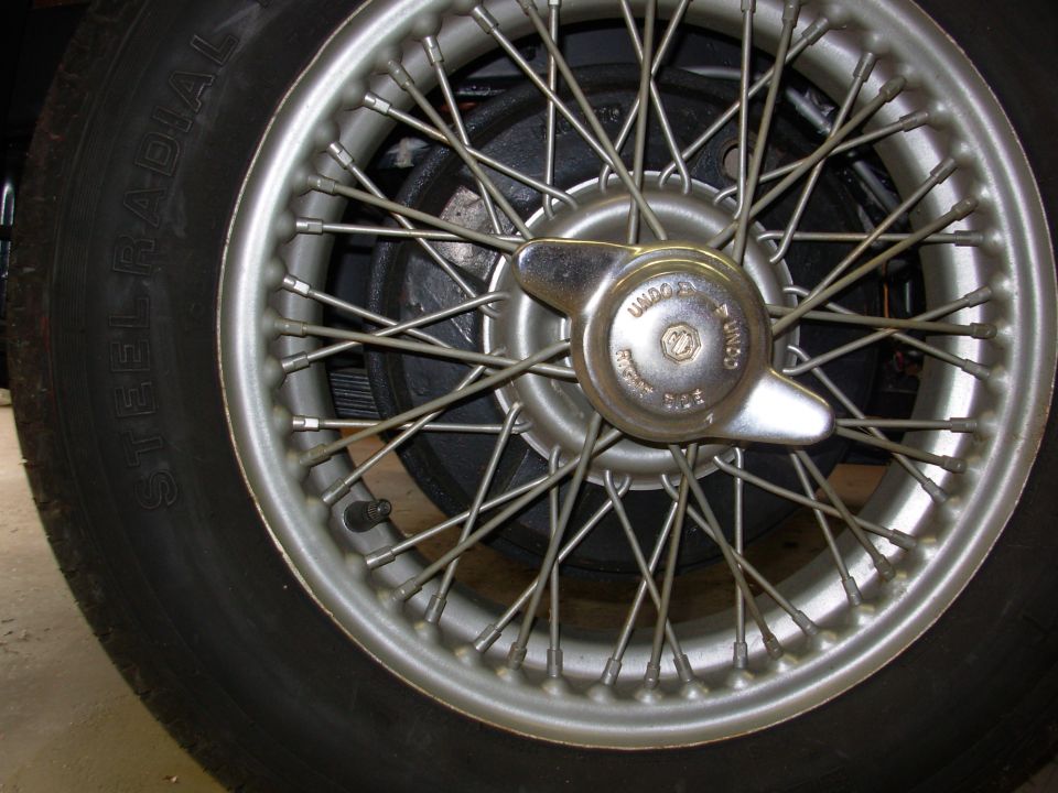Wire wheel with knock-off hub showing 'UNDO' text