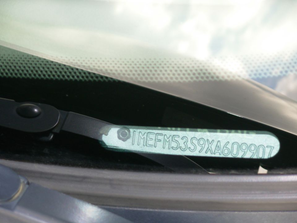 VIN plate on dashboard reads 1MEFM53S9XA609907