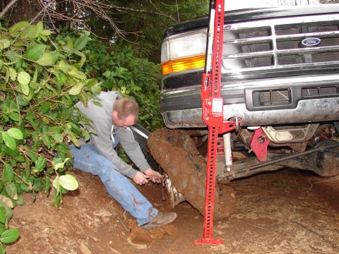 1996 Ford Bronco - taking the tire off