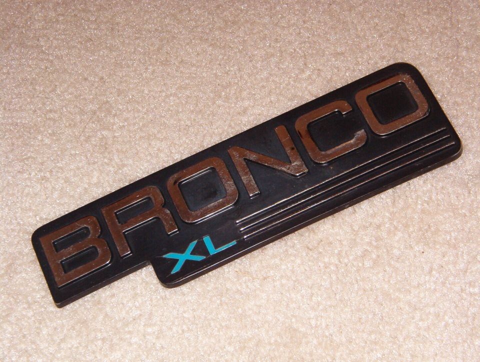 Bronco XL 92-96 fender badge (F4TZ16720A)