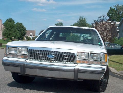 1990 Ford Crown Victoria LTD - Clear lenses - New condition