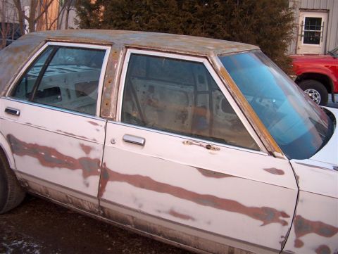 1990 Ford Crown Victoria LTD - Rusting outside