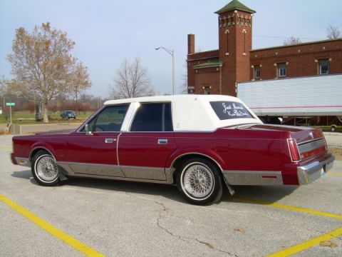 1989 Lincoln Town Car - This 1989 Lincoln Town Car, seen from the rear 3/4 angle, features a two-tone red and white color scheme and "Just Married" written on the…