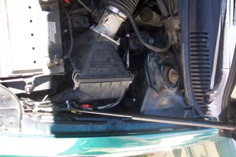 1998 Ford Taurus - wires on right side of airbox (hard to make wires disappear in this engine bay)*notive the rivet holding everything is place...owe that one…